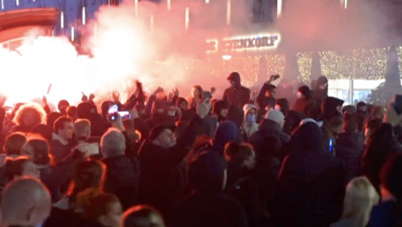 Mon. 9:23 a.m.: Dutch leader condemns violence by 'idiots' after rioting